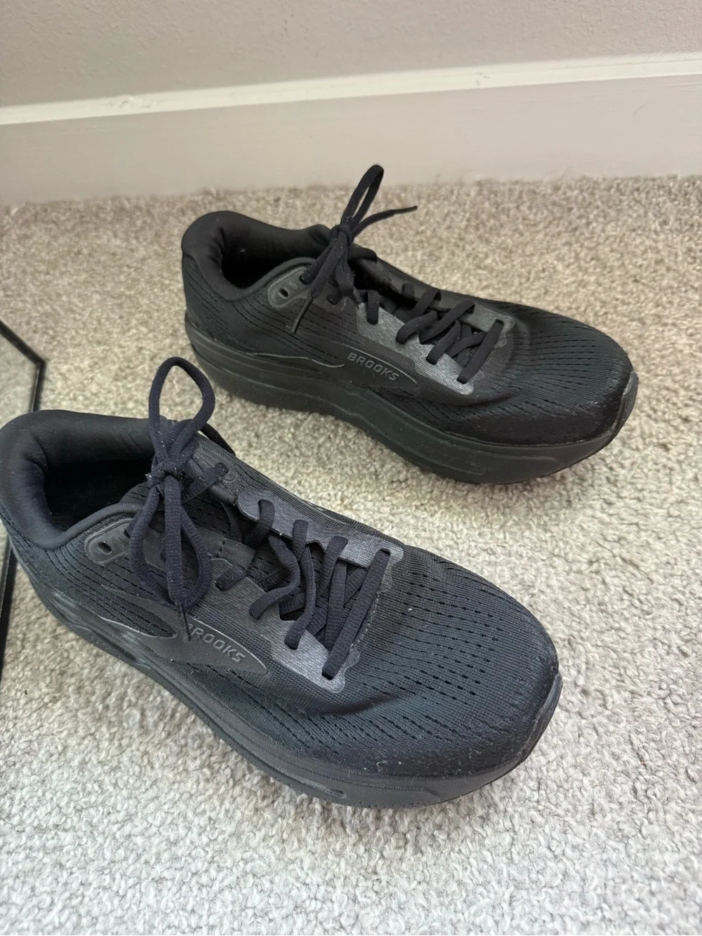 Brooks Womens Ghost Max 2 Running Shoes US 8.5 Wide Black Athletic